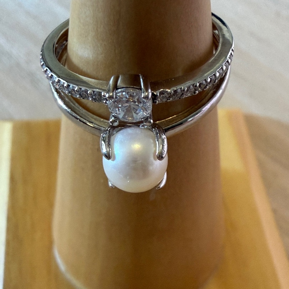 Elegant Silver Pearl and Crystal Ring - Picture 2 of 2
